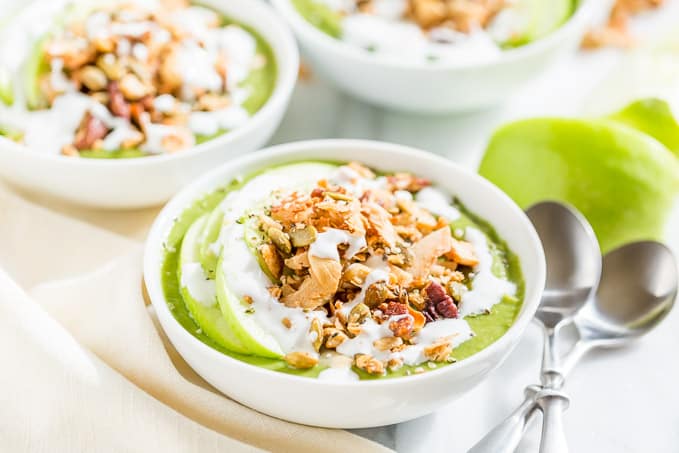 Guilt-Free Apple Pie Smoothie Bowl: Quick & Healthy Breakfast